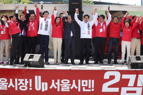 자유한국당 홍준표 대표가 제7회 전국동시지방선거 및 국회의원 재보궐선거를 약 2주 앞둔 31일 오전 서울역에서 열린 김문수 서울시장 후보 출정식에 참석해 유세 지원을 하고 있다. (사진=newsis)