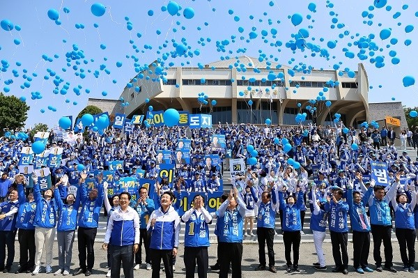 6.13 지방선거 공식 선거운동 첫날인 31일, 충북 청주체육관 앞 광장에서 열린 더불어민주당 충북도당 출정식. (사진=newsis)