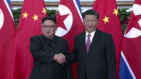 조선중앙TV가 지난달 9일 오후 김정은 국무위원장의 중국 랴오닝(遼寧)성 다롄(大連) 방문을 보도했다. 사진은 김(왼쪽) 위원장이 시진핑 국가주석과 악수하는 모습.(사진=조선중앙TV 캡처)