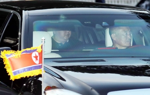북미정상회담을 이틀 앞둔 10일 오후 김정은 북한 국무위원회 위원장이 대통령궁인 이스타나에서 리셴룽 싱가포르 총리를 만나고 차량을 나고 어디론가 향하고 있다.(사진=newsis)