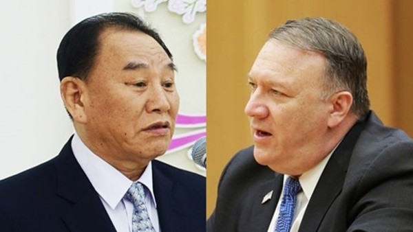 ▲ 이번 정상회담을 준비한 주역인 폼페이오 국무장관과 김영철 부위원장이 각각 트럼프 대통령과 김 위원장의 왼쪽과 오른쪽에 마주 앉아 두 정상을 보좌하면서 양국의 입장을 대변한 것으로 보인다.