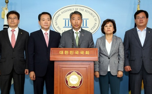 자유한국당 초선의원인 김성태(왼쪽부터)·성일종·정종섭·김순례·이은권 의원이 서울 여의도 국회 정론관에서 6.13 지방선거 패배와 관련 기자회견을 열고 중진들은 정계 은퇴를 촉구했다.(사진=newsis)