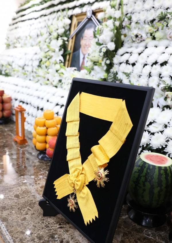 서울 송파구 서울아산병원 장례식장에 마련된 고인의 빈소에 국민훈장 무궁화장이 놓여 있다.(사진=newsis)