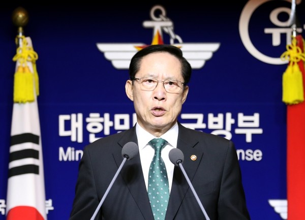 송영무 국방부장관이 10일 오후 서울 용산구 국방부 브리핑실에서 기무사 특별수사단 대통령 지시 관련해 브리핑을 하고 있다.(사진=newsis)