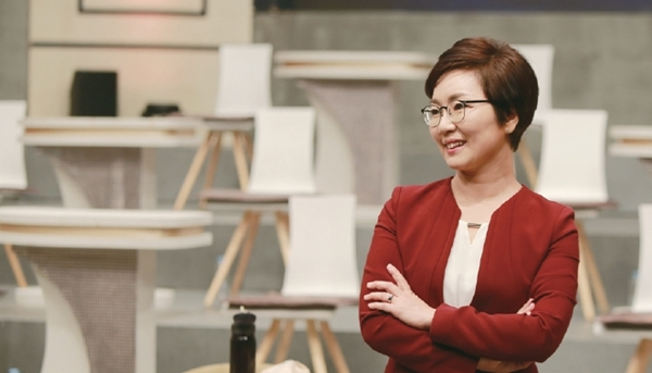 ▲ 정치학자이자 ‘희소한 별종 여성 정치 평론가’로서 한국 사회의 많은 문제들을 목도하고 있는 그녀는 세상에 깊숙이 뿌리박힌 문제를 수면 위로 끄집어내고 공론화하고 있다.