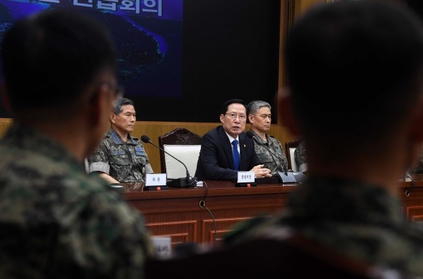 문재인 대통령이 촛불집회 당시 국군기무사령부가 작성한 계엄령 검토 문건을 즉각 제출하라고 지시한 가운데 송영무 국방부 장관이 16일 서울 용산구 국방부 대회의실에서 열린 해당 부대장 소집 긴급회의에서 모두발언을 하고 있다. 기무사가 작성한 문건에는 위수령 발령시 육군총장은 수방사령관을 위수사령관으로 임명하고, 증원 가능한 부대로 기계화 5개 사단(8·20·26·30사단·수도기계화사령부), 특전 3개 여단(1·3·9여단)과 707 특임대대 등을 명시하고 있다. 2018.07.16. photo@newsis.com