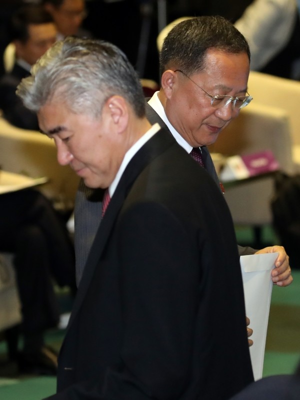 지난 4일 싱가포르 엑스포 컨벤션센터에서 열린 2018 아세안외교안보포럼(ARF)에 참석한 리용호(오른쪽) 북한 외무상이 성 김(왼쪽) 주필리핀 미국 대사.(사진=newsis)