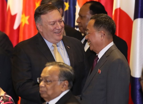 지난 4일 싱가포르 엑스포 컨벤션센터에서 열린 2018 아세안외교안보포럼(ARF)에 참석한 마이크 폼페이오(왼쪽) 미국 국무부 장관이 리용호 북한 외무상.(사진=newsis)