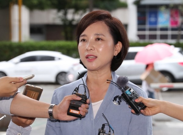 유은혜 사회부총리 겸 교육부 장관 내정자가 위장전입 의혹과 관련해 취재진 질문에 답하고 있는 모습.(사진=newsis)