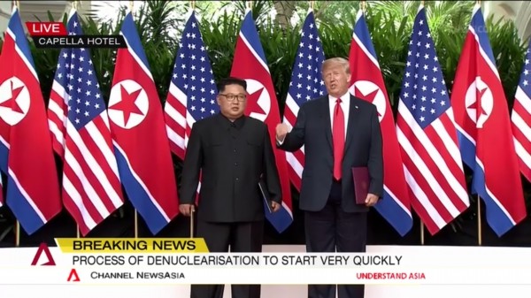 지난 6월12일 김정은 북한 국무위원장과 도널드 트럼프 미국 대통령이 싱가포르 센토사섬 카펠라 호텔에서 북미정상회담을 가지고 있는 모습.(사진=newsis)