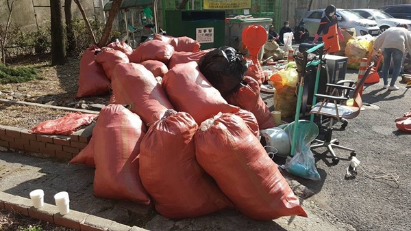 쓰레기집에서 가져나온 쓰레기를 처리하기 위해 포장