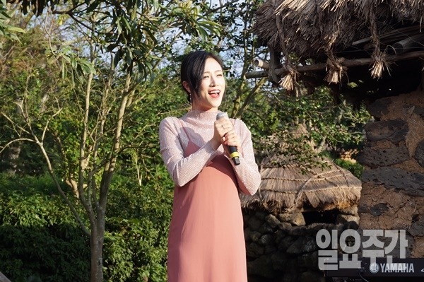 앞마당뮤지컬극장_열창하는 지새롬배우