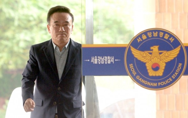 최호식 '호식이 두 마리 치킨' 전 회장이 지난해 20대 여직원을 강제로 추행한 혐의로 경찰서에 출석하고 있는 모습.(사진=newsis)