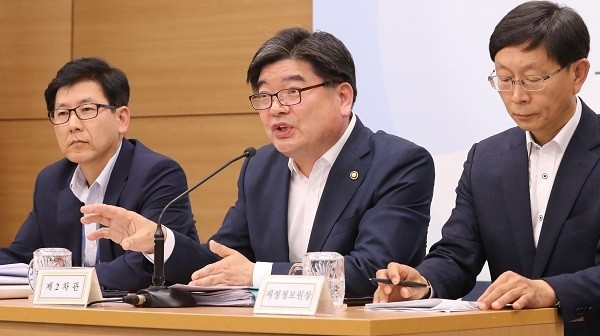 김용진 기획재정부 2차관(가운데)이 27일 오전 정부세종청사에서 재정분석시스템을 통한 자료 유출 사건과 관련해 심재철 의원과 보좌진을 고발할 예정이라고 밝히고 있다. (사진=newsis)