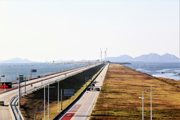 ▲  새만금 이 너른 땅에 산업연구용지, 국제협력용지, 관광레저용지, 농생명용지, 환경생태용지, 배후도시 등 생산과 연구, 관광과 레저를 겸하는 새로운 도시 건설사업이 글로벌 자유무역 중심지라는 원대한 비전을 품고 펼쳐지고 있다.