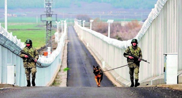 ▲ 터키군 병사들이 터키와 시리아 국경 장벽을 순찰하고 있다. 이는 쿠르드 문제에 기인한 것이다(turkey website)