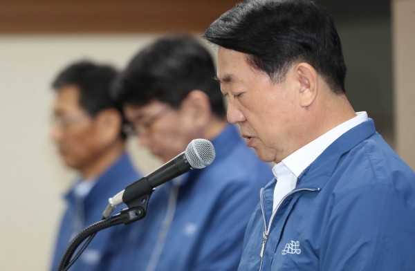 오경수 제주특별자치도개발공사 사장이 24일 오후 제주도의회 도민의방에서 기자회견을 열어 지난 20일 제주 삼다수 생산공장에서 30대 근로자가 작업 중 사망한 것과 관련해 머리숙여 사과하고 있다. 2018.10.24. woo1223@newsis.com