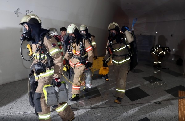 소방관들이 인명구조를 위해 소방훈련을 하고 있는 모습.(사진=newsis)