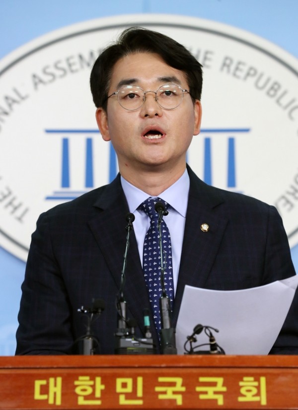 더불어민주당 박용진 의원이 15일 오후 서울 여의도 국회 본청 정론관에서 삼성바이오로직스 관련 기자회견을 하고 있다. 2018.11.15. yesphoto@newsis.com