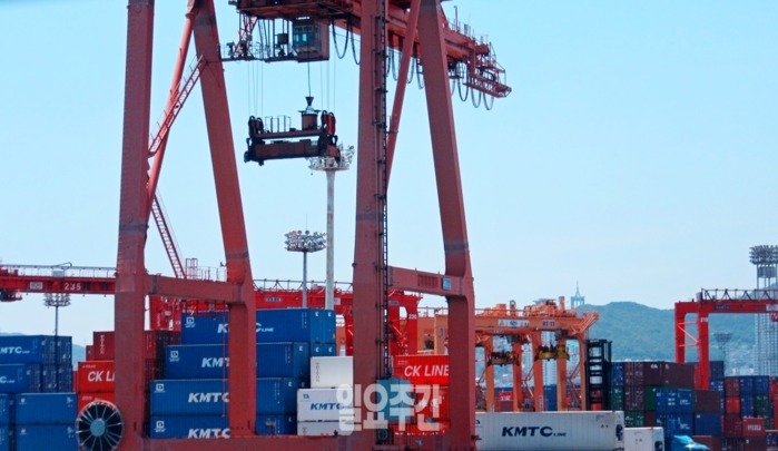 정부가 국내외에서 정보통신기술(ICT)과 관련해 대규모 수출상담회를 갖고 있지만, 실제 수출로 연결된 사례는 적어 개선책 마련이 시급한 것으로 나타났다. 부산 컨테이너항 전경.