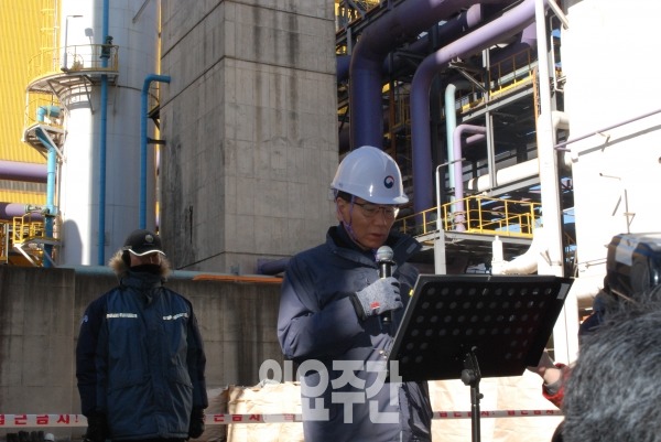 올해 초 포스코 산소공장에서 발생한 질식사고로 근로자 4명이 사망한 것과 관련 이성기 고용노동부 차관은 지난 1월26일 오전 열린 포항제철소 현장 브리핑을하고 있는 모습.