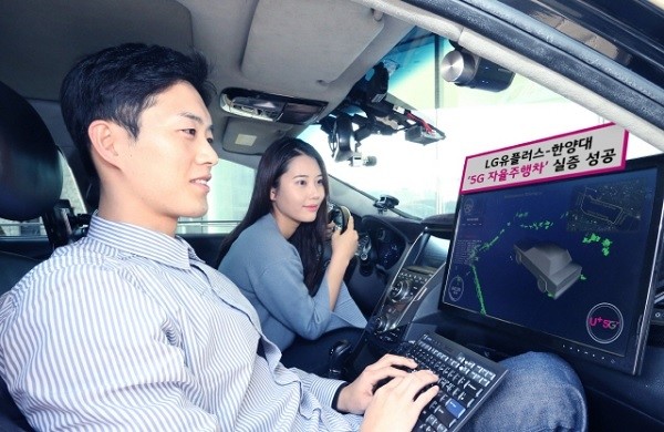 LG유플러스 직원이 한양대 연구진과 함께 5G망을 활용한 자율주행차 원격제어를 테스트 하고 있다. [제공=LG유플러스]
