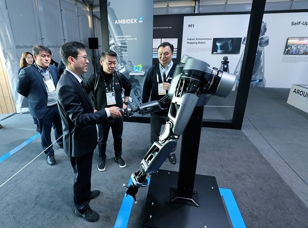 미국 라스베이거스에서 열리고 있는 CES 2019에서 네이버랩스 석상옥 헤드와 LG전자 노진서 로봇사업센터장이 네이버 부스에 전시된 로봇팔 엠비덱스를 살펴보고 있다. (오른쪽부터) [제공=LG전자]