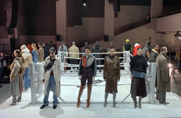 지난 18일(프랑스 현지시간), 모델들이 프랑스 파리 '팔레 드 도쿄'에서 시스템·시스템옴므의 2019년 가을·겨울(FW) 시즌 제품을 선보이고 있다. (사진제공=현대백화점그룹)